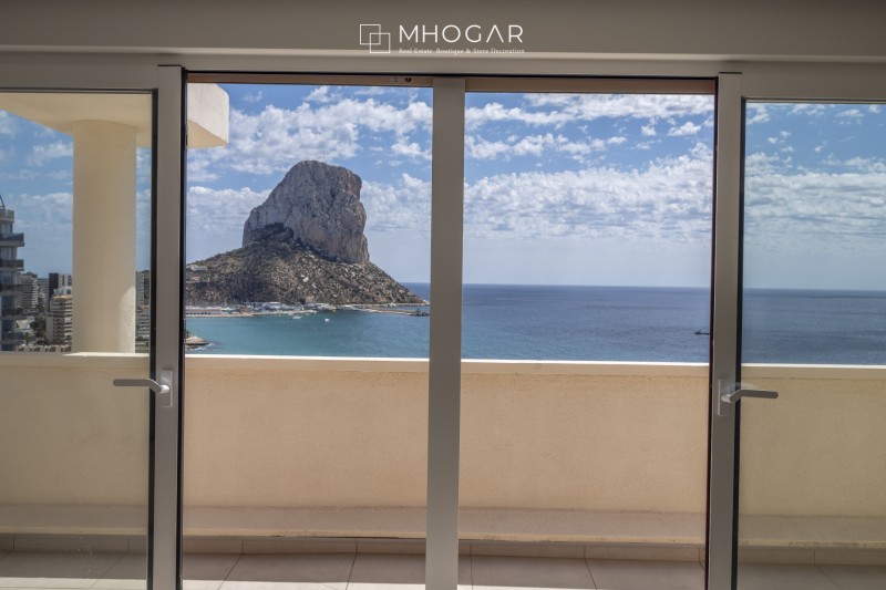 El cielo de Calpe a tus pies: ¡exclusivo ático dúplex de revista, frente al Mediterráneo! 